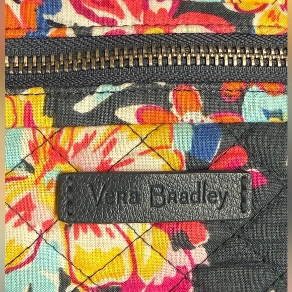 Vera Bradley Khaki Green & Floral Patterned Tote. Overnight bag - Picture 9 of 14